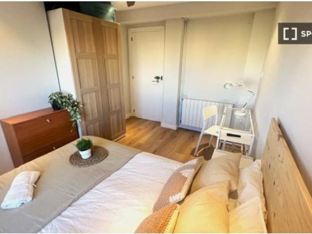 Habitación en un piso compartido de 7 habitaciones en Mont Olivet, solo para profesionales
