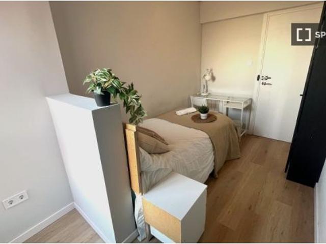 Habitación en un piso compartido de 7 habitaciones en Mont Olivet, solo para profesionales