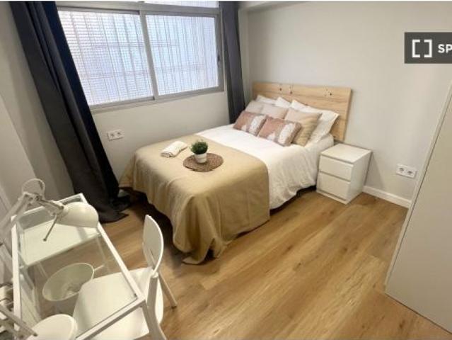 Habitación en un piso compartido de 7 habitaciones en Mont Olivet, solo para profesionales