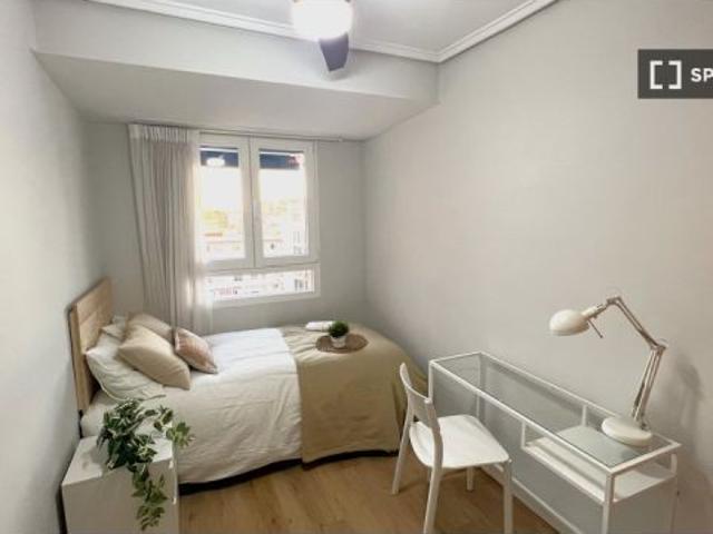 Habitación en un piso compartido de 7 habitaciones en Mont Olivet, solo para profesionales