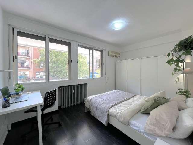 Habitación en un piso compartido de 7 habitaciones en Quintana, Madrid