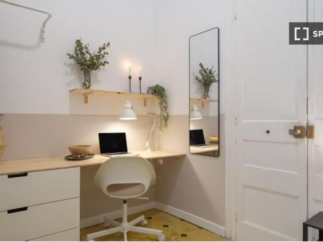Habitación en un piso compartido de 7 habitaciones en Sant Pere Santa Caterina i la Ribera, se alqui