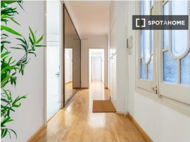 Habitación en un piso compartido de 8 habitaciones en alquiler en Vila de Gràcia, ideal para profesi