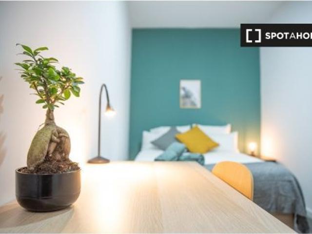 Habitación en un piso compartido de 8 habitaciones en alquiler en Palacio, todos los gastos incluido