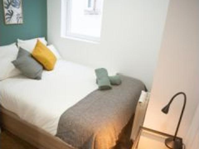 Habitación en un piso compartido de 8 habitaciones en alquiler en Palacio, todos los gastos incluido