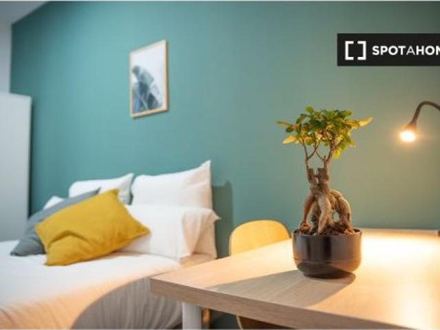 Habitación en un piso compartido de 8 habitaciones en alquiler en Palacio, todos los gastos incluido