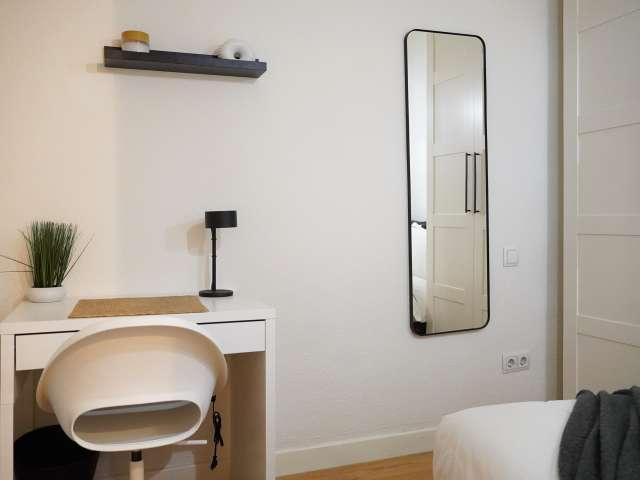 Habitación en un piso compartido de 8 habitaciones en alquiler en Recoletos