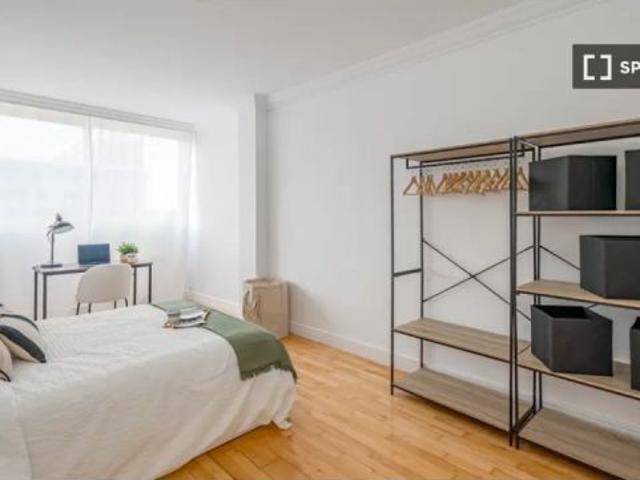 Habitación en un piso compartido de 8 habitaciones en Castillejos, ideal para profesionales y estudi