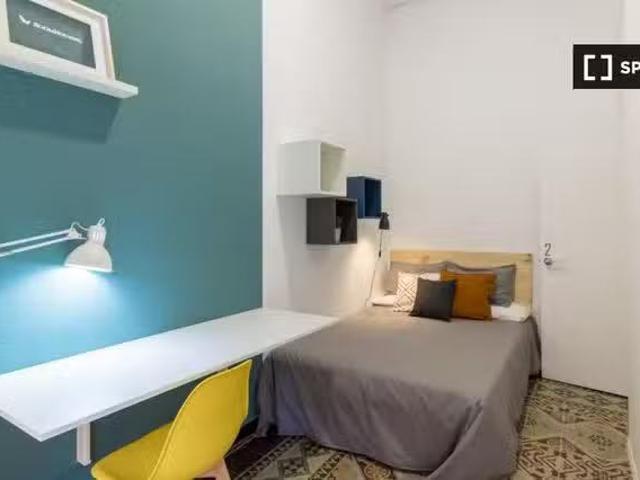 Habitación en un piso compartido de 9 habitaciones en alquiler.