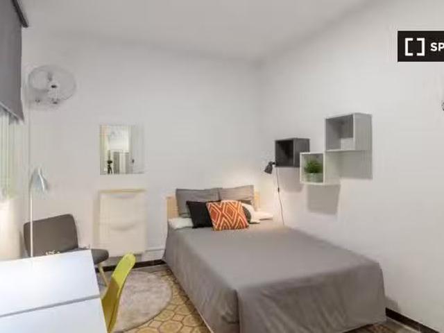 Habitación en un piso compartido de 9 habitaciones en alquiler.