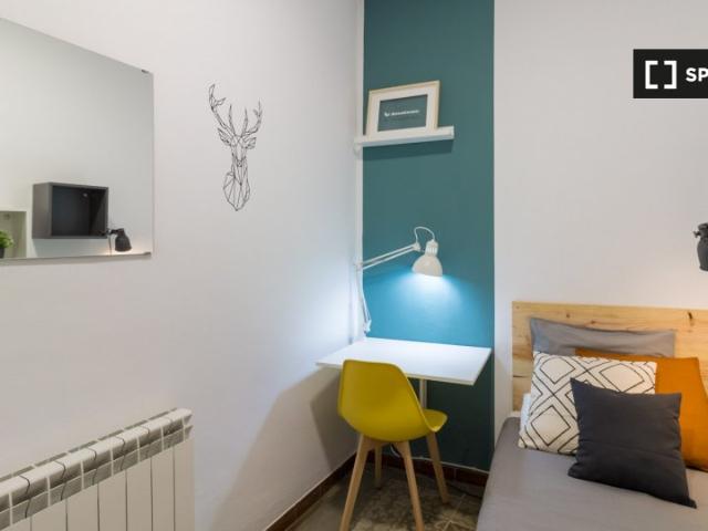 Habitación en un piso compartido de 9 habitaciones en alquiler en Vila de Gràcia