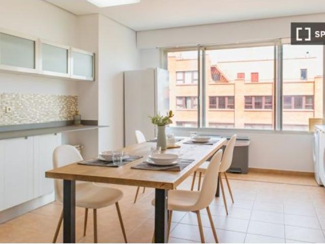 Habitación en un piso compartido de 9 habitaciones en alquiler en Gaztambide, Madrid, ideal para pro