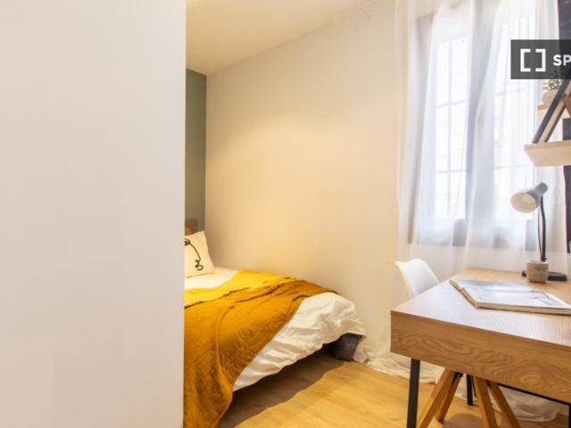 Habitación en un piso compartido de 9 habitaciones en Nueva España, Madrid