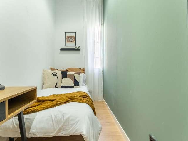 Habitación en un piso compartido de 9 habitaciones en Nueva España, Madrid