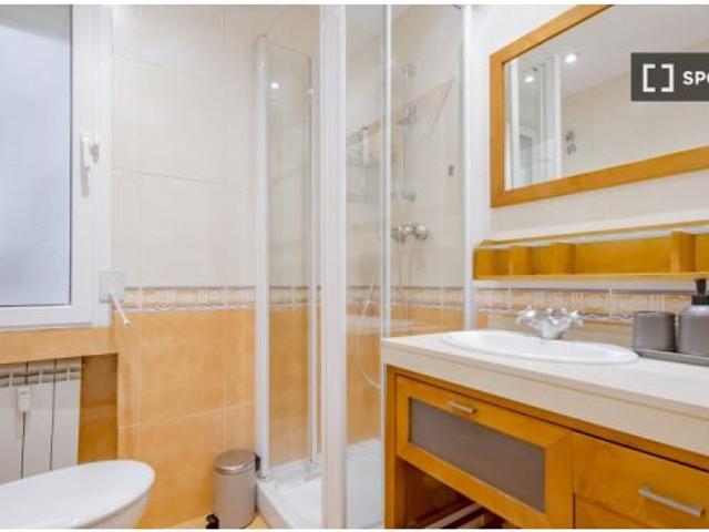Habitación en un piso compartido de 13 habitaciones en alquiler en Argüelles