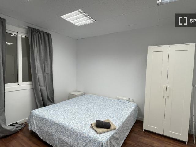 Habitación en un piso compartido de 13 habitaciones en Barcelona