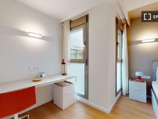 Habitación en un piso compartido de 10 habitaciones en Cuatro Caminos