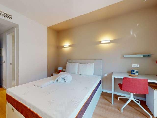 Habitación en un piso compartido de 10 habitaciones en Cuatro Caminos