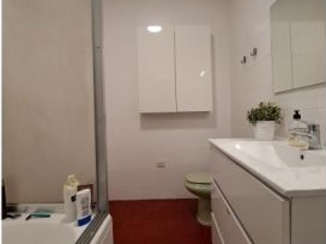 Habitación en un piso compartido de 12 habitaciones en alquiler en la Universidad, solo para profesi