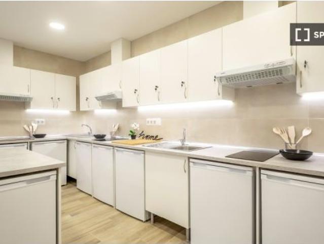 Habitación en un piso compartido de 14 habitaciones en alquiler en Numancia