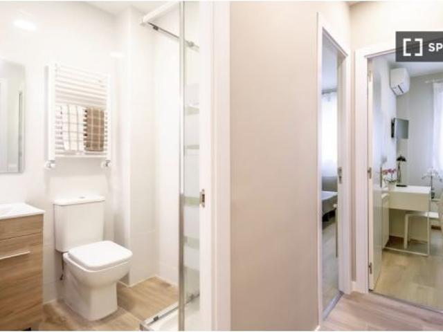 Habitación en un piso compartido de 14 habitaciones en alquiler en Numancia