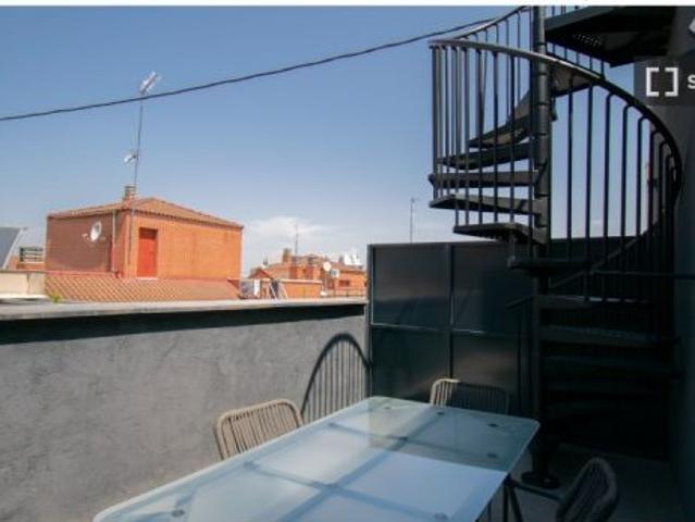 Habitación en un piso compartido de 14 habitaciones en alquiler en Valdeacederas
