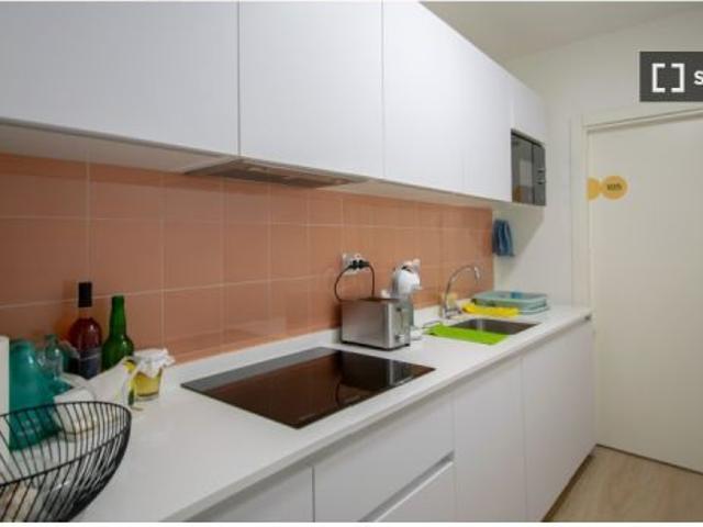 Habitación en un piso compartido de 14 habitaciones en alquiler en Valdeacederas