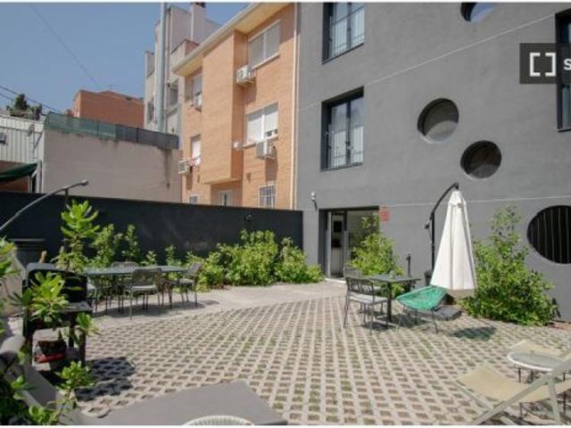 Habitación en un piso compartido de 14 habitaciones en alquiler en Valdeacederas