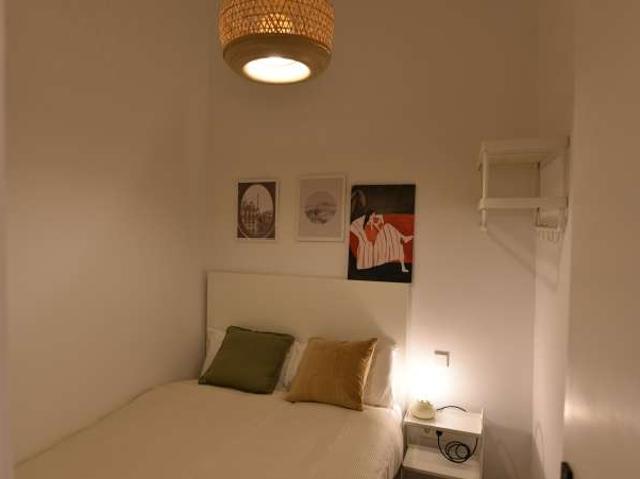 Habitación en un piso compartido de 14 habitaciones en El Gòtic, en alquiler