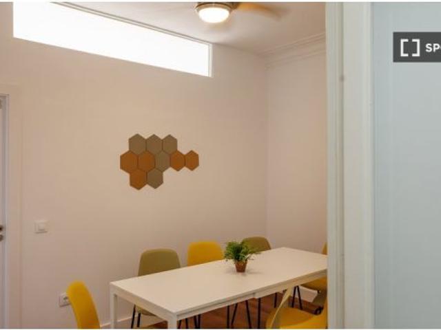 Habitación en un piso compartido de 16 habitaciones en Sant Antoni, solo para profesionales y estudi