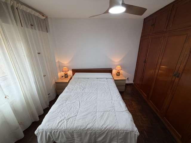 Habitación en un piso compartido de 1 dormitorio en Valdeacederas, Madrid