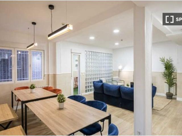Habitación en un piso compartido de 25 habitaciones en alquiler en Valdeacederas, ideal para persona