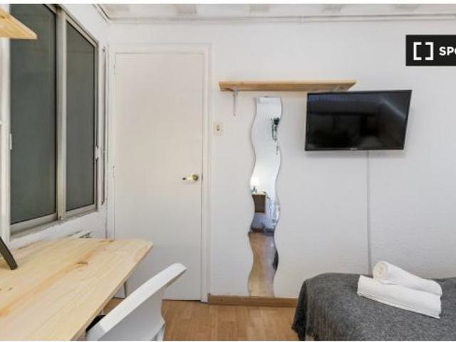Habitación en un piso compartido de 3 habitaciones en El Gòtic, ideal para profesionales y estudiant
