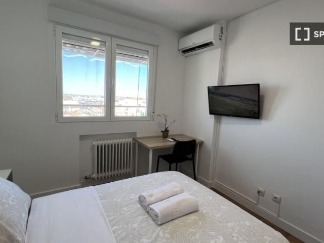 Habitación en un piso compartido en Pacífico, Madrid