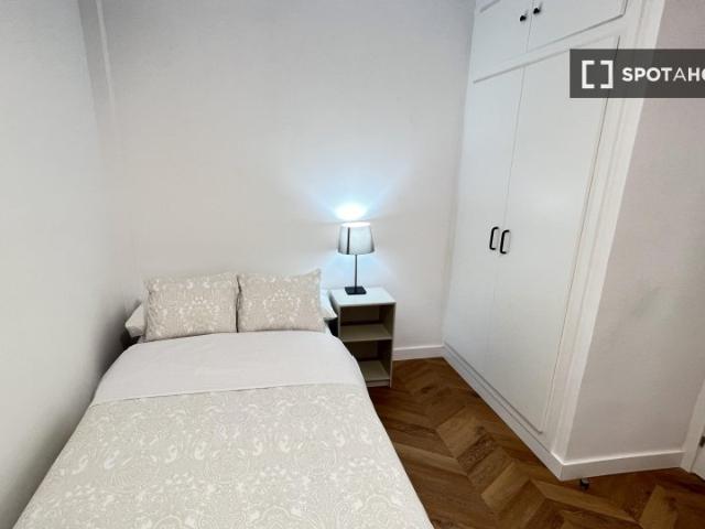 Habitación en un piso compartido en Pacífico, Madrid