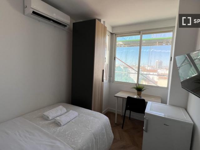 Habitación en un piso compartido en Pacífico, Madrid