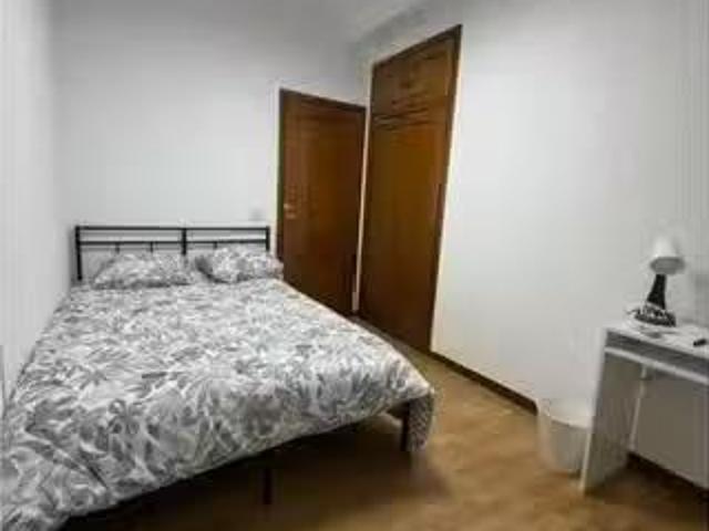 Habitación en un piso de 5 habitaciones en Castillejos, Madrid
