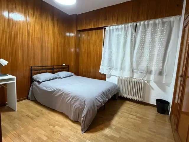 Habitación en un piso de 5 habitaciones en Castillejos, Madrid