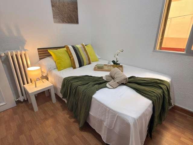 Habitación en una casa compartida de 5 habitaciones en alquiler en Berruguete
