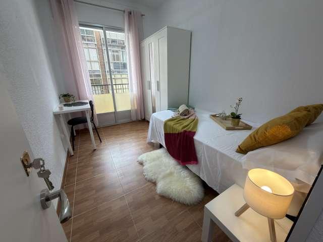 Habitación en una casa compartida de 5 habitaciones en alquiler en Berruguete