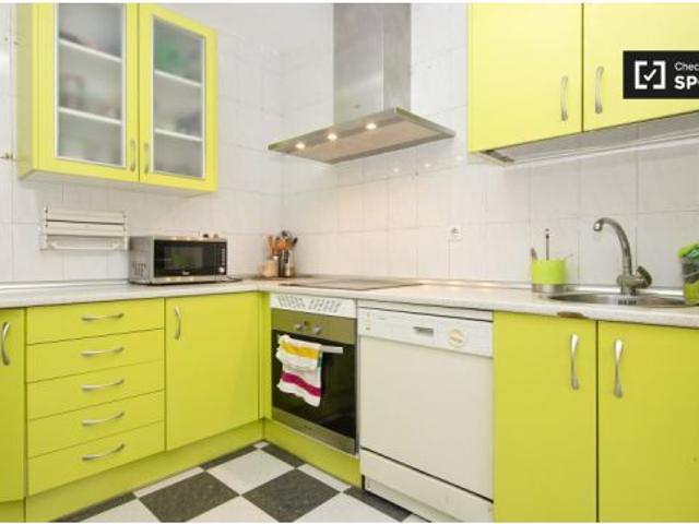 Habitación enorme con cómoda en apartamento de 3 dormitorios en Ventas