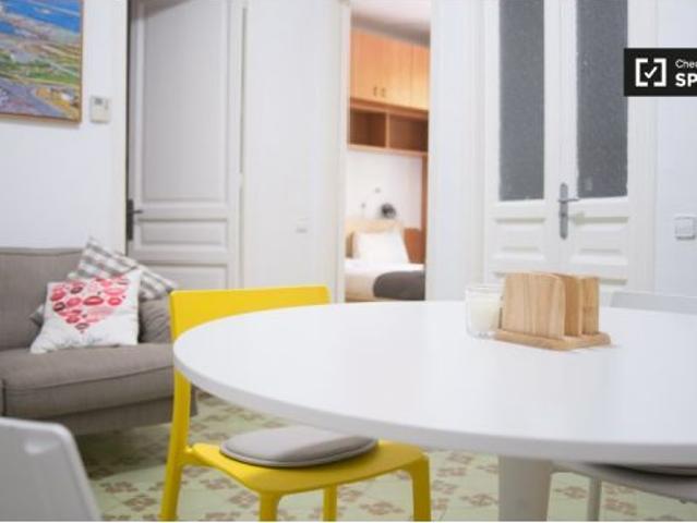 Habitación enorme con armario independiente en el apartamento compartido, Eixample