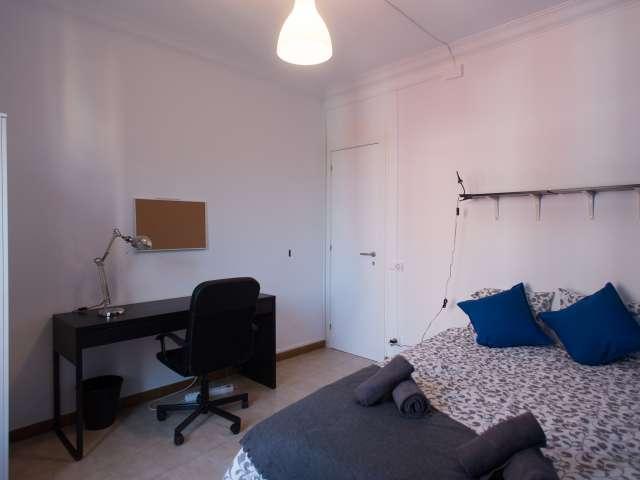 Habitación enorme en un apartamento de 4 dormitorios en Poble Sec, Barcelona