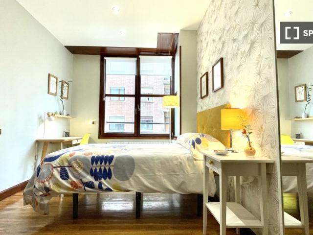 Habitación enorme en un apartamento de 5 dormitorios en Abando, Bilbao
