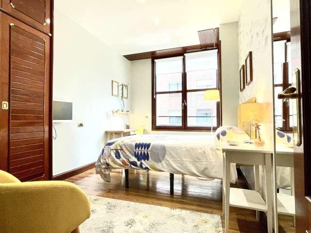Habitación enorme en un apartamento de 5 dormitorios en Abando, Bilbao