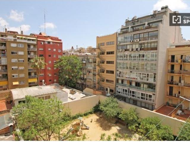 Habitación equipada con ventana con patio interior en piso compartido, Eixample