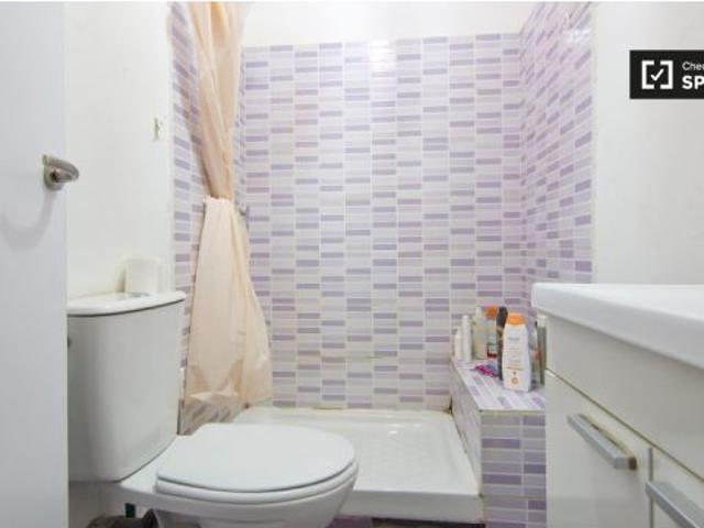 Habitación equipada con armario independiente en un apartamento de 6 dormitorios, Chueca