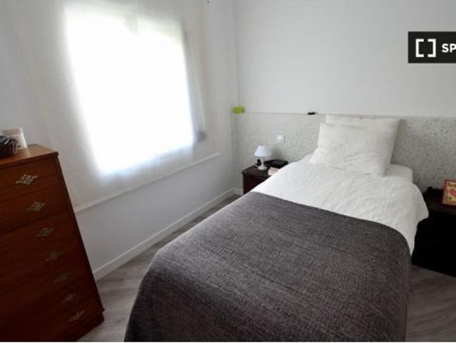 Habitación equipada con cómoda en un apartamento de 3 dormitorios, Usera