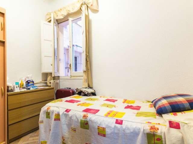 Habitación equipada en apartamento de 4 dormitorios en Salamanca, Madrid