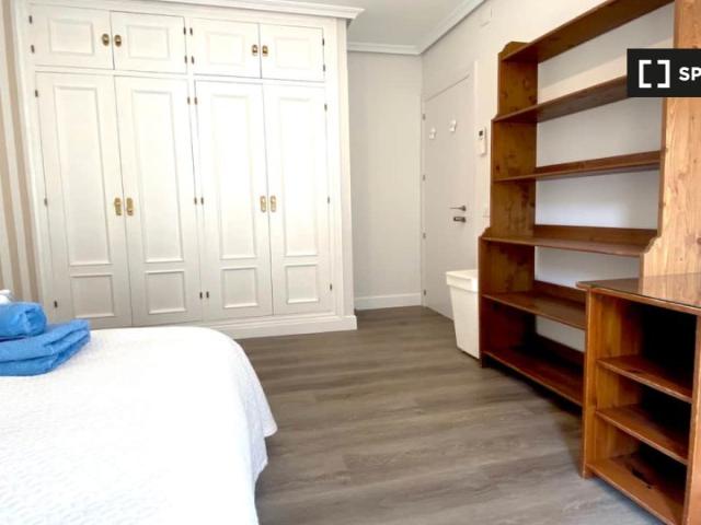 Habitación equipada en apartamento de 6 dormitorios en Argüelles, Madrid